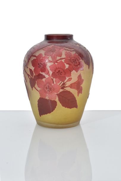 null Gallé Vase de forme pansue en verre gravé à l’acide à décor floral rouge sur...