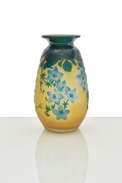 null Gallé Vase de forme bombée à large col ouvert en verre gravé à l’acide à décor...