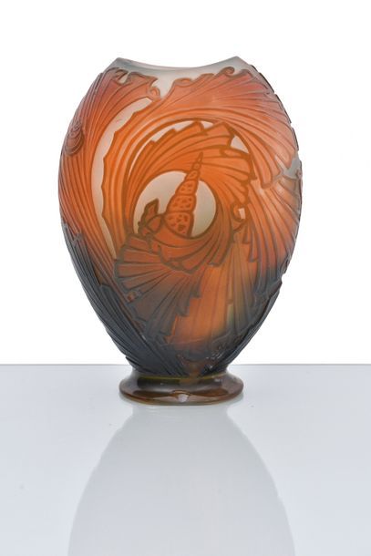 Gallé Vase de forme ovale aplatie en verre...
