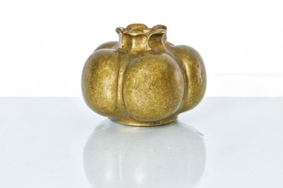 Hébrard Vase en bronze à patine mordorée...