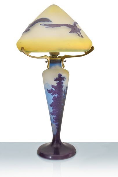 null Gallé Lampe de table en verre gravé à l’acide dans les tons de bleu marine sur...