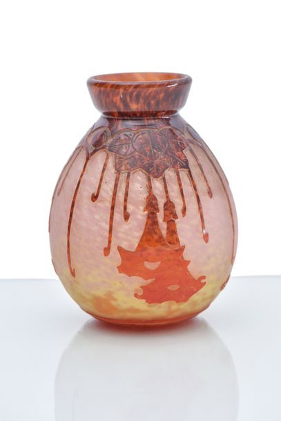 Charder Vase de forme bombée en verre gravé...