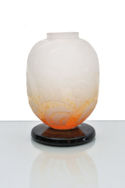 null Le verre français Vase de forme ovoïde sur pièdouche en verre gravé à l’acide...