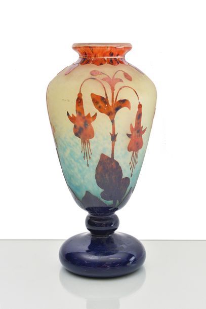 null Charder Vase de forme balustre en verre gravé à l’acide modèle «Fuchsias» à...