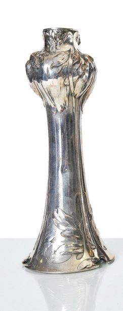 null Chistofle Vase de forme naturaliste en métal argenté à décor de fleurs stylisées...