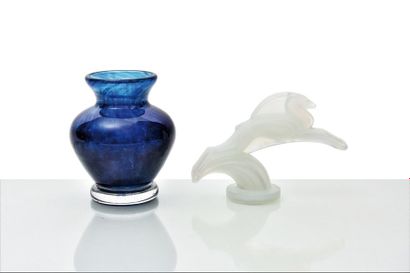 null Daum france Vase à col ouvert en verre marbré bleu. Signé. H. : 13 cm. 