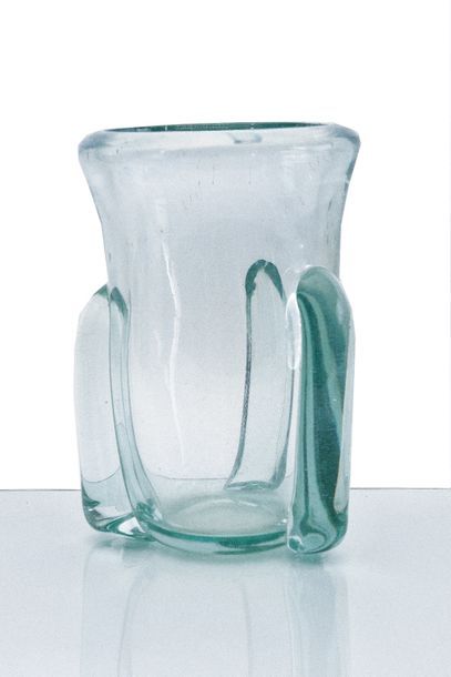 null André Turet (1898-1965) Vase en verre teinté vert pale à trois applications...
