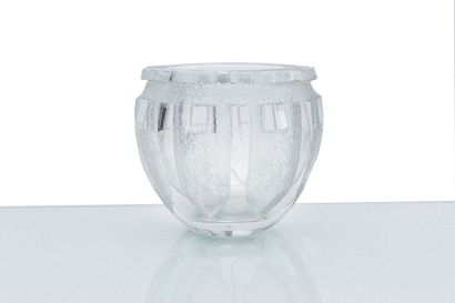 null Daum Vase de forme boule à col ouvert en verre transparent à décor géométrique...