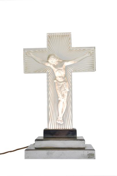 null René Lalique (1860-1945) Christ en croix Sujet en verre moulé pressé sur base...