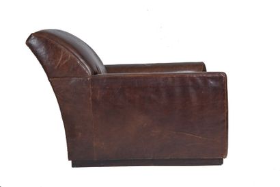 null dans le goût de Jean Pascaud (1903-1996) Paire de fauteuils « club » en cuir...