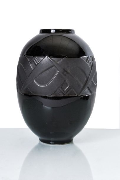null Christofle Vase de forme ovoïde en céramique noire brillante à décor géométrique...