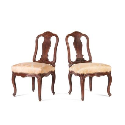 Deux chaises en bois mouluré et teinté à...