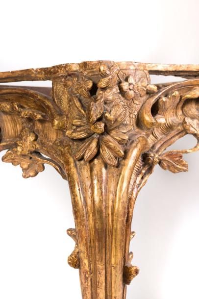 null Console en bois doré à décor ajouré et gravé de rocailles feuillages et fleurs....