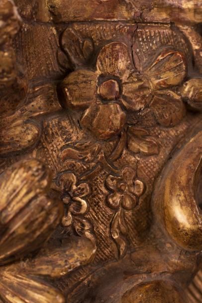  Console en bois doré à décor ajouré et gravé de rocailles feuillages et fleurs....