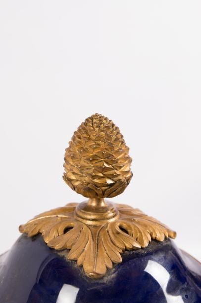 null Paire de vases pots-pourris dit Dulac en porcelaine bleu et bronze doré à décor...