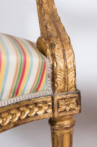 null Paire de larges fauteuils en bois doré à dossier médaillon en cabriolet, sculpté...