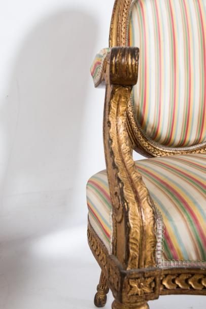  Paire de larges fauteuils en bois doré à dossier médaillon en cabriolet, sculpté...