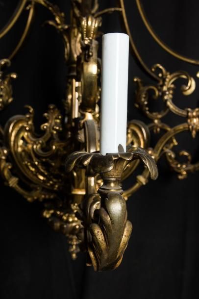  Lustre en bronze doré à six lumières et décor de rinceaux, de feuillages en enroulement...