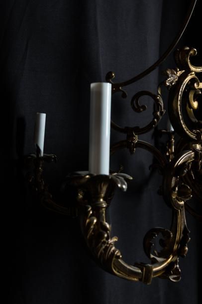  Lustre en bronze doré à six lumières et décor de rinceaux, de feuillages en enroulement...