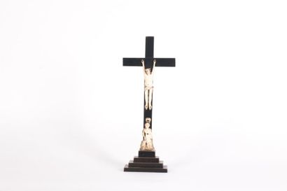 null Christ en os et en bois noirci XIXe siècle. H.: 38 cm.