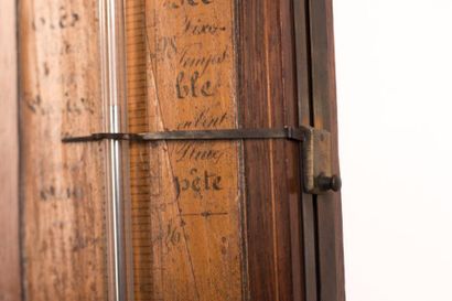 null Baromètre thermomètre en palissandre et filet de bois clair. XIXe siècle. H.:...