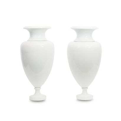  SèVRES (?) Paire de grands vases en porcelaine émaillée sur piédouche H.: 72 cm...