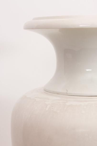  SèVRES (?) Paire de grands vases en porcelaine émaillée sur piédouche H.: 72 cm...