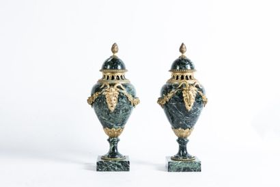 null Paire de vases pots-pourris en marbre vert de mer et bronzes dorés à décor de...