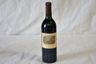 null 1 B CHÂTEAU LAFITE ROTHSCHILD (e.l.a; 1 accroc côté capsule). GCC1 Pauillac....