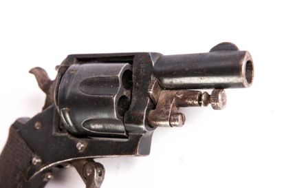  Revolver Bulldog, calibre 320 Canon rond. Détente pliante. Plaquettes de crosse...