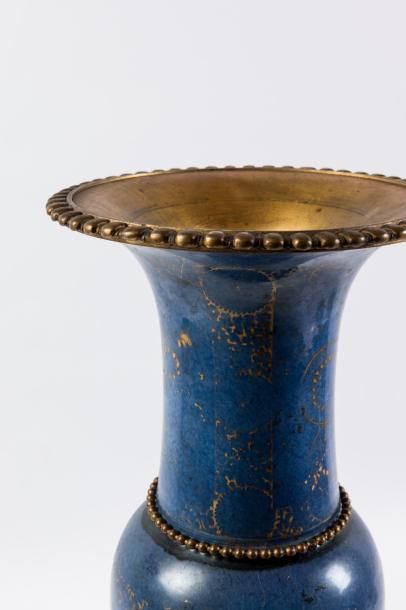 null CHINE - Epoque QIANLONG (1736 - 1795) Vase de forme cornet en porcelaine émaillée...