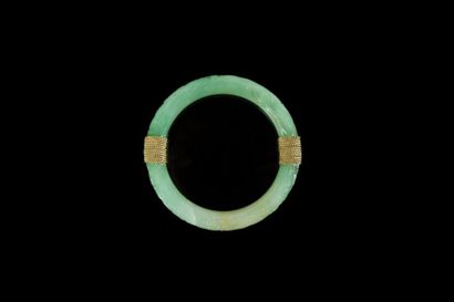CHINE - XXe siècle Bracelet en jadéite vert...