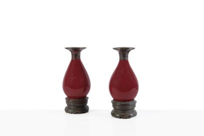 null CHINE - XIXe siècle Paire de vases de forme «yuhuchunping» en porcelaine émaillée...