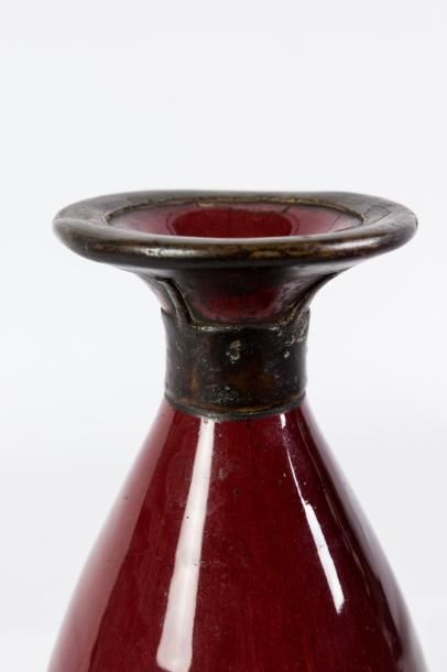 null CHINE - XIXe siècle Paire de vases de forme «yuhuchunping» en porcelaine émaillée...