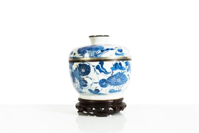 null VIETNAM, Hue - Fin XIXe siècle Pot couvert en porcelaine décorée en bleu sous...