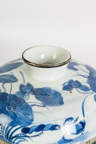 null VIETNAM, Hue - Fin XIXe siècle Pot couvert en porcelaine décorée en bleu sous...