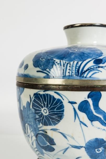 null VIETNAM, Hue - Fin XIXe siècle Pot couvert en porcelaine décorée en bleu sous...