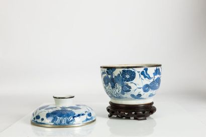  VIETNAM, Hue - Fin XIXe siècle Pot couvert en porcelaine décorée en bleu sous couverte...