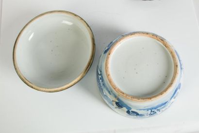  VIETNAM, Hue - Fin XIXe siècle Pot couvert en porcelaine décorée en bleu sous couverte...