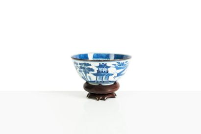  VIETNAM, Hue - XIXe siècle Bol en porcelaine décorée en bleu sous couverte de pêcheurs...