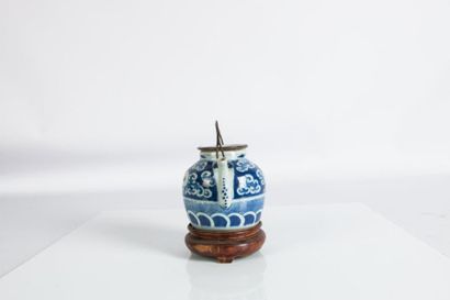 null VIETNAM, Hue - Début XXe siècle Verseuse en porcelaine décorée en bleu sous...