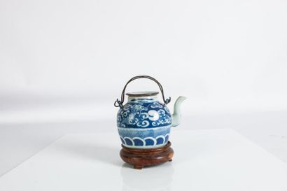 null VIETNAM, Hue - Début XXe siècle Verseuse en porcelaine décorée en bleu sous...