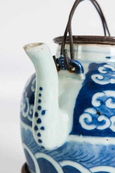 null VIETNAM, Hue - Début XXe siècle Verseuse en porcelaine décorée en bleu sous...