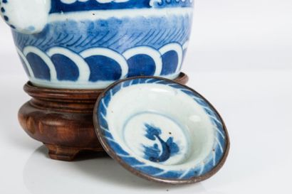 null VIETNAM, Hue - Début XXe siècle Verseuse en porcelaine décorée en bleu sous...