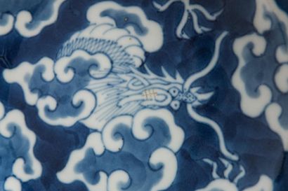 null VIETNAM, Hue - XIXe siècle Coupe en porcelaine décorée en bleu sous couverte...