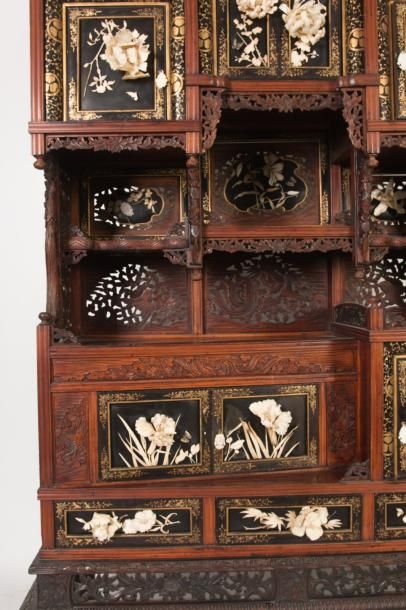 null JAPON - Epoque MEIJI (1868 - 1912) Cabinet en bois naturel ouvrant à sept portes...
