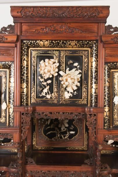  JAPON - Epoque MEIJI (1868 - 1912) Cabinet en bois naturel ouvrant à sept portes...