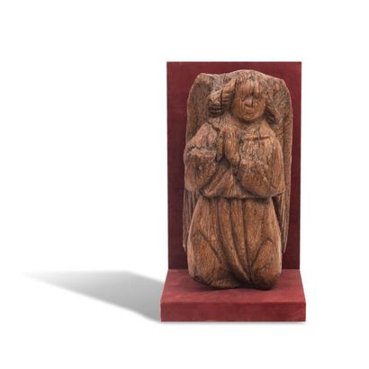 null Ange en chêne sculpté XVe siècle Hauteur : 42 cm. (usures)