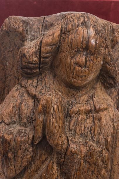 null Ange en chêne sculpté XVe siècle Hauteur : 42 cm. (usures)