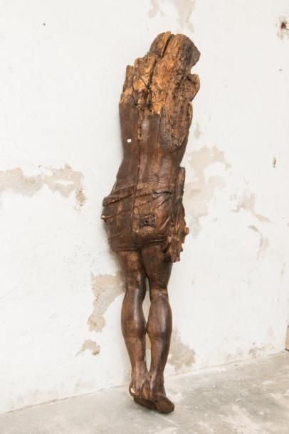 null Christ en bois sculpté XVIIe siècle Hauteur : 165 cm. (manques les bras)